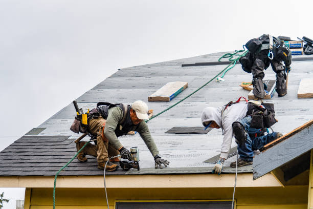 Professional Gutter Installation technician working in Hartford, MI